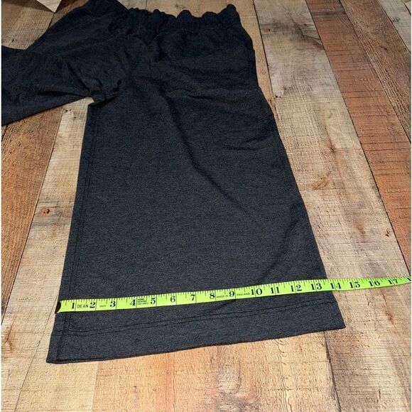 Lululemon Hello Sunday Crop
Heathered Mod Black! EUC size 10 - Picture 13 of 14